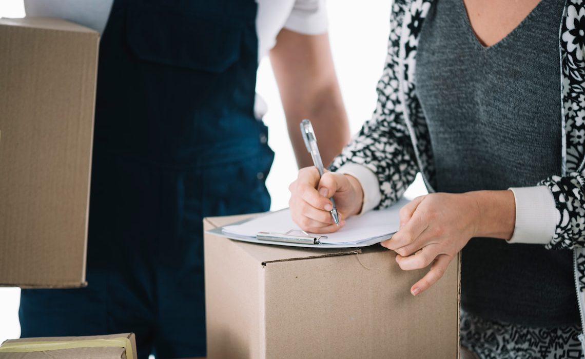 Mujer revisando checklist para una mudanza
